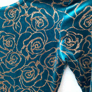 petrol_blauwe_schaatspakjes_van_velours_met_gouden_glitter_bloemen_new