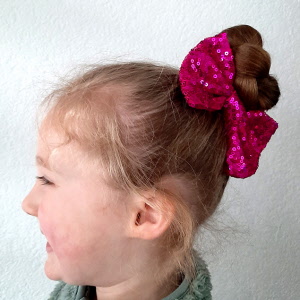 roze_strik_haarspeld_haarstrik_meisje_knot_vlecht_lange_haren_glitters_grote_speld_turnen_gymnastiek_rose_berry